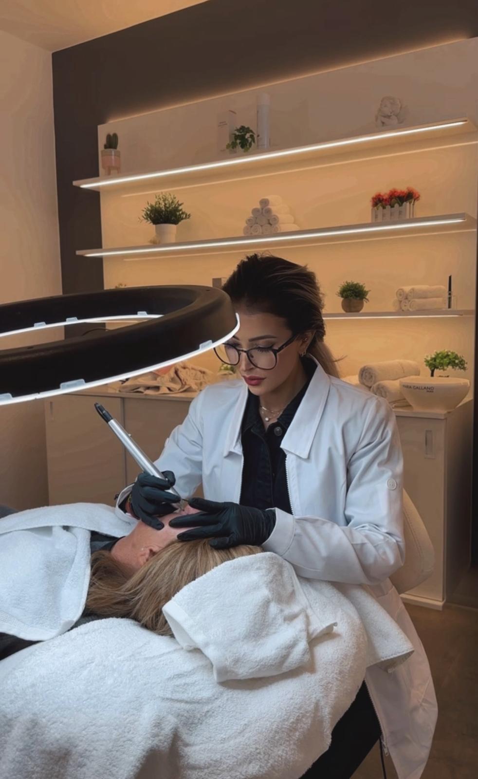 MMst. Ayse Ünlü bei einer Plasma Pen Behandlung der Augenpartie im sixtytwo Innsbruck